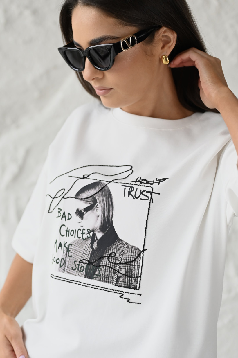 T-SHIRT BIAŁY NADRUK DZIEWCZYNA