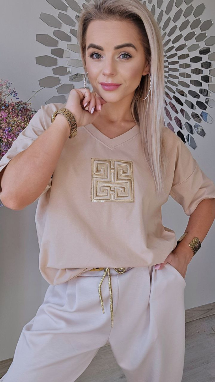 Bluzka beżowa krótki rękaw dekolt serek z przodu złoty kwadrat