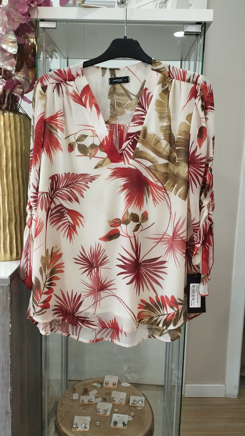 Blusa decote em v com flores em tons de vermelho