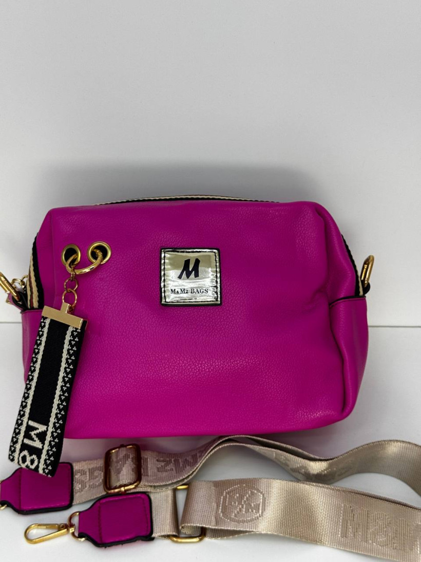 torebka crossbody różowa z przywieszką czarną/ na beżowym pasku