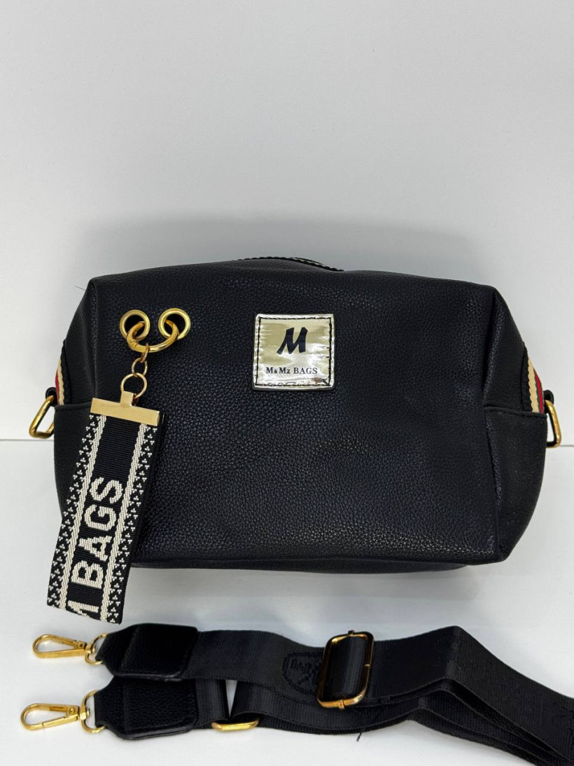 torebka crossbody czarna z przywieszką czarną/ na czarnym pasku