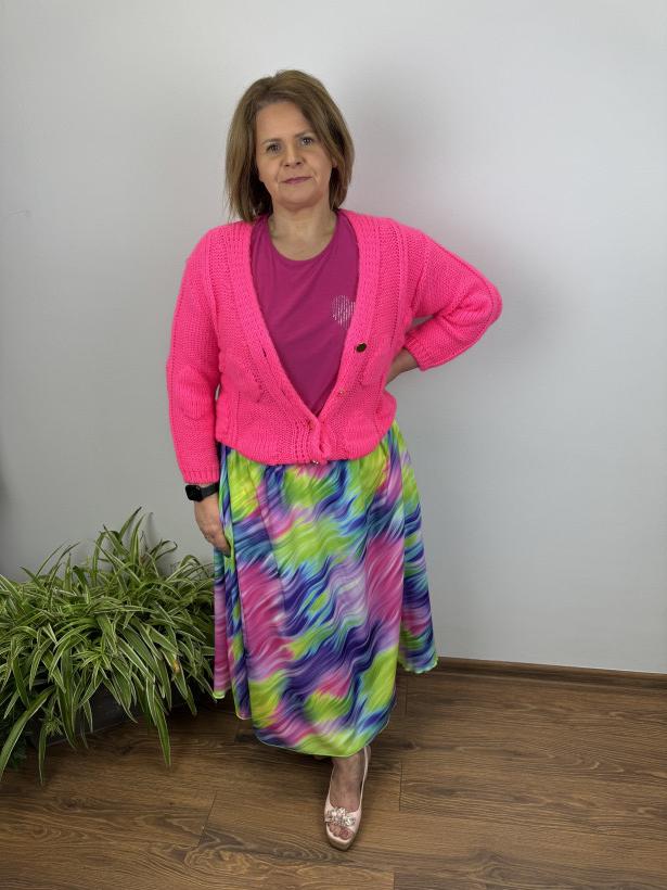 Sweter zapinany na złote guziki, wytłaczane duże kropki - 9303 - neonowy róż