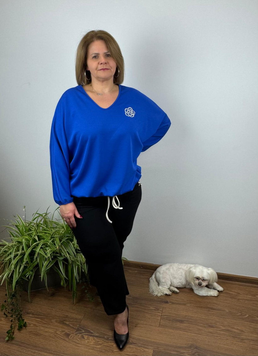 Bluza nietoperz w serek, aplikacja kwiatuszek - denny - 8878 - chaber