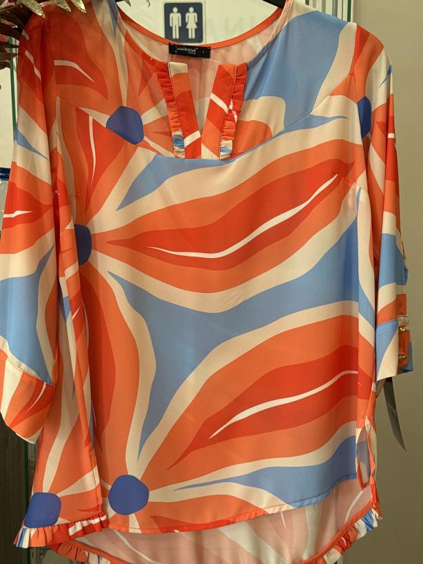 Blusa em tons laranja com folho em baixo