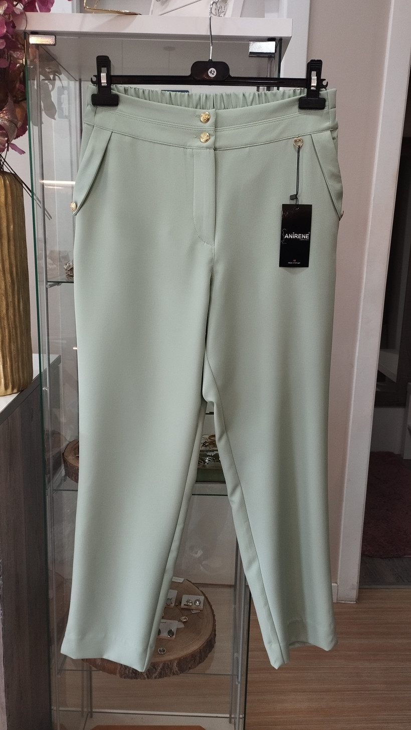 Calças verde água com botões dourados