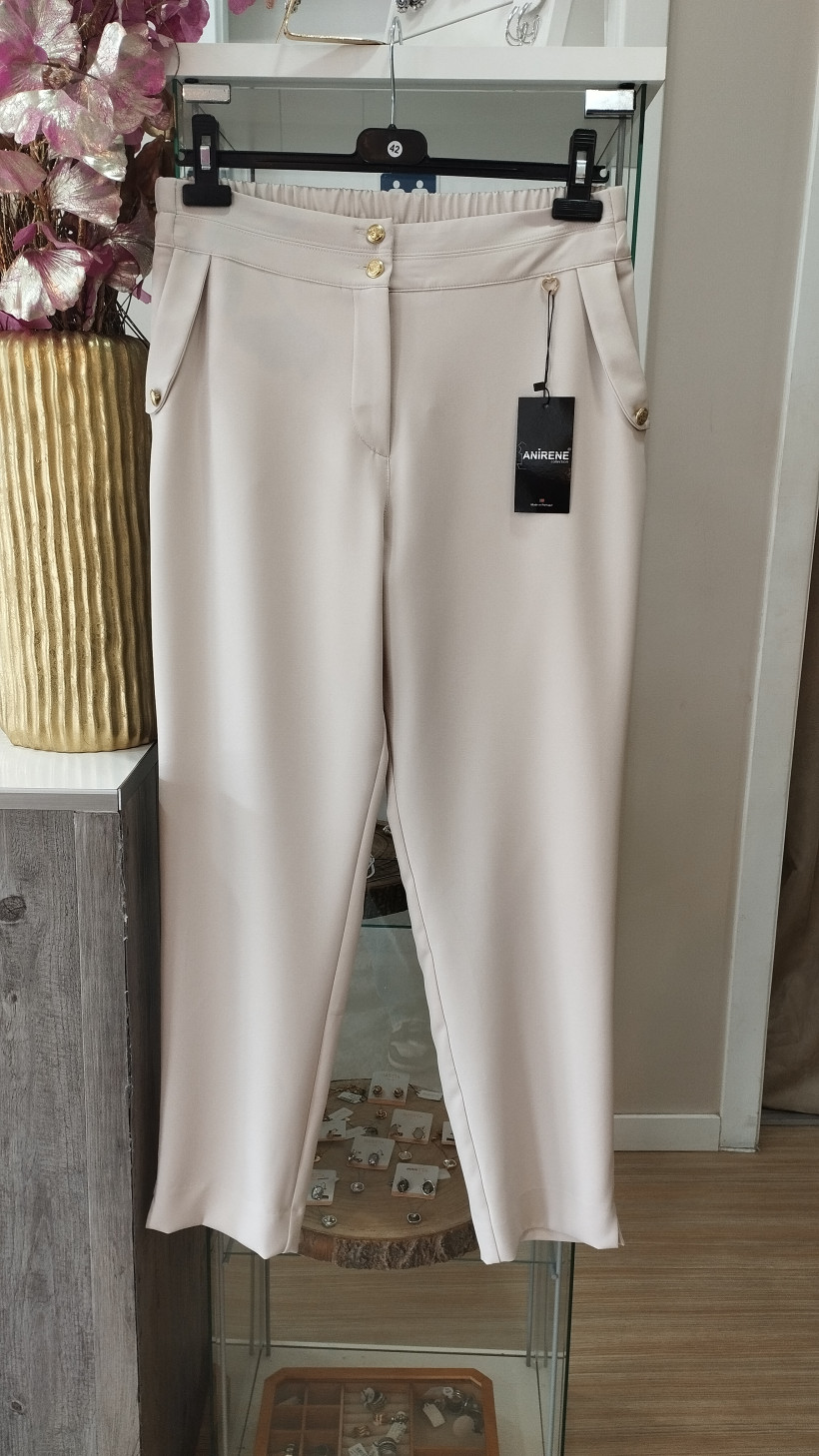 Calças beges com botões dourados