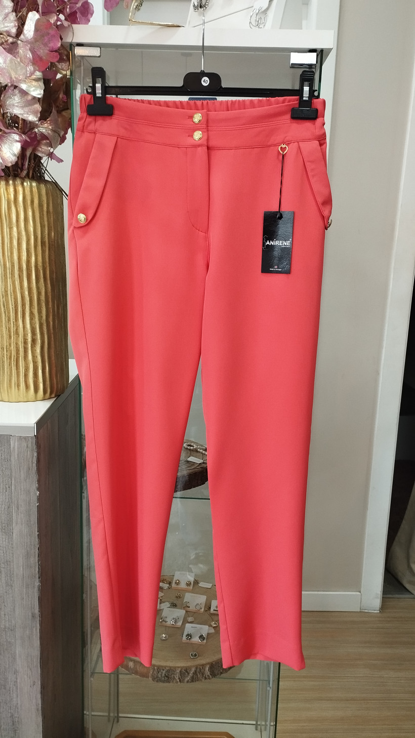 Calças rosa com botões dourados