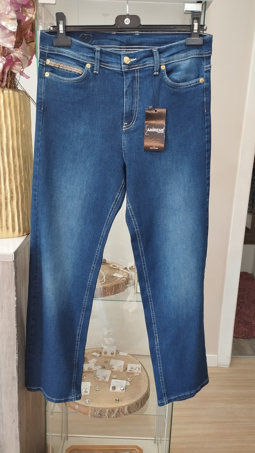 Calças de ganga escura com detalhes nos bolsos