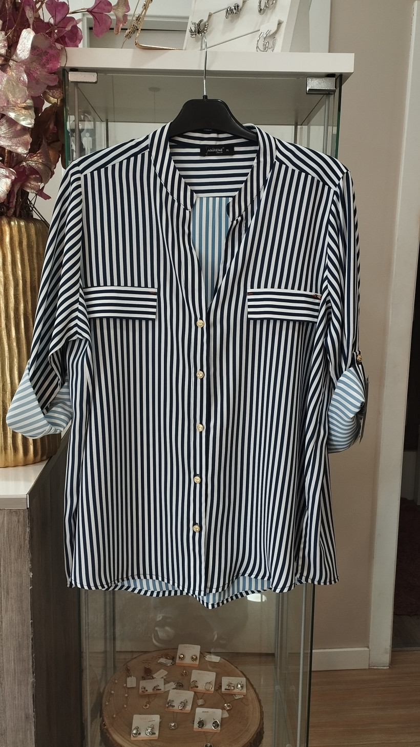 Blusa branca com riscas azuis escuras verticais