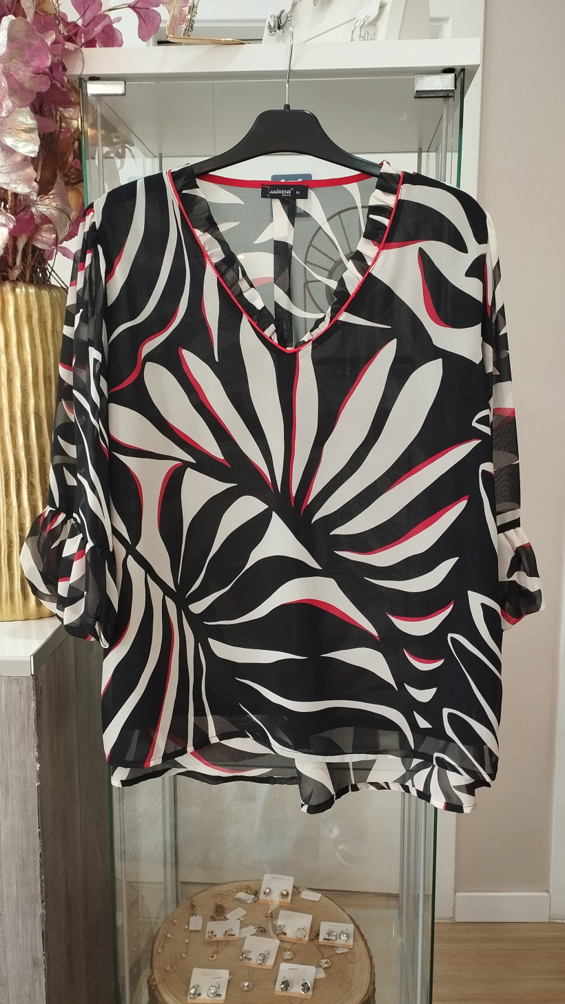 Blusa preta com detalhes brancos e vermelhos