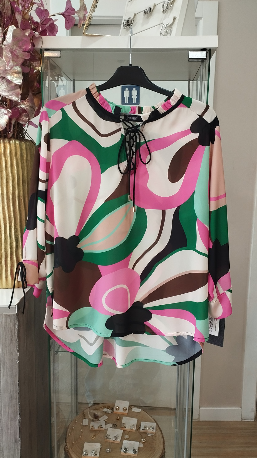 Blusa com tons de verde, rosa e beges