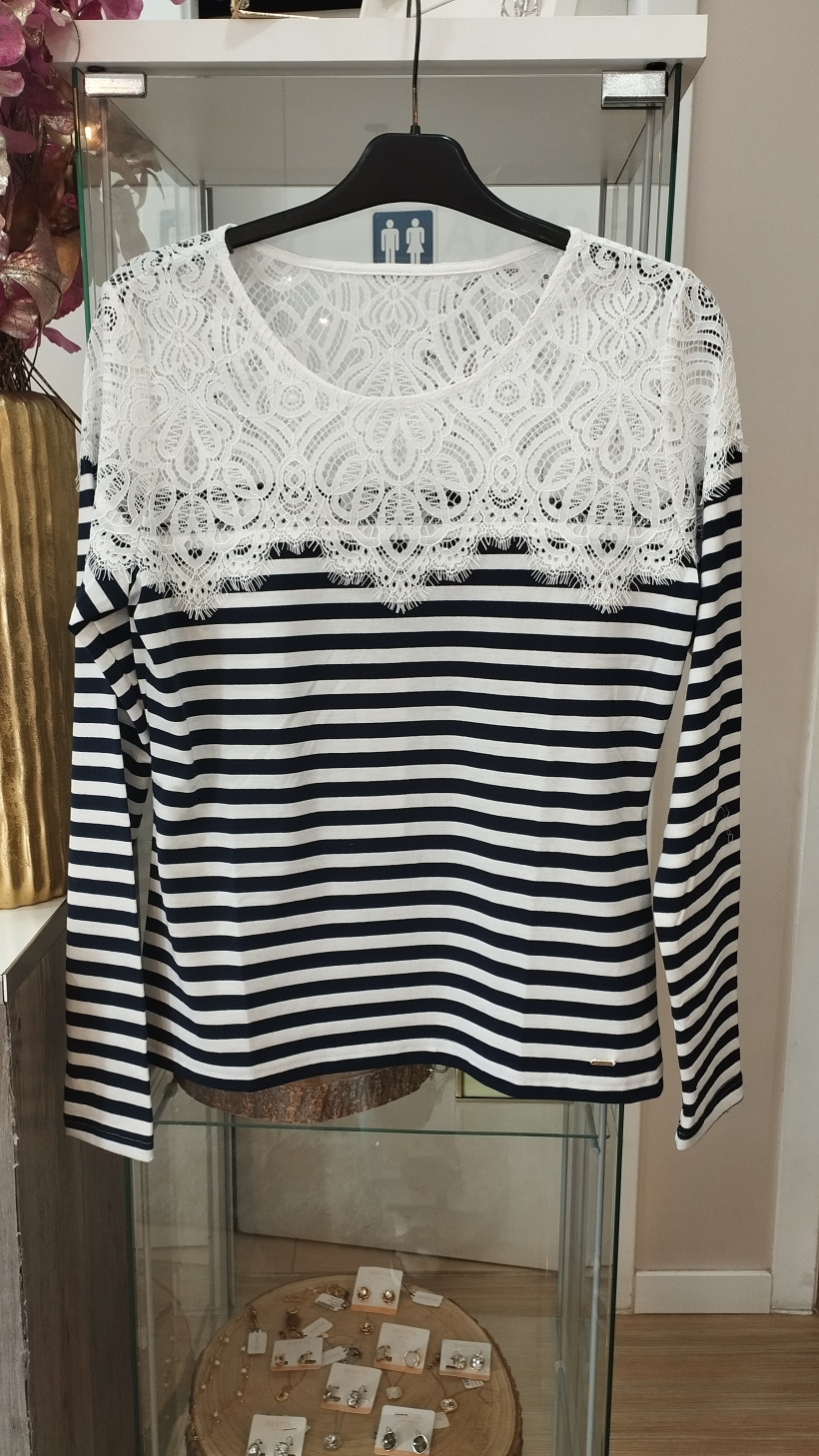 Blusa às riscas com renda