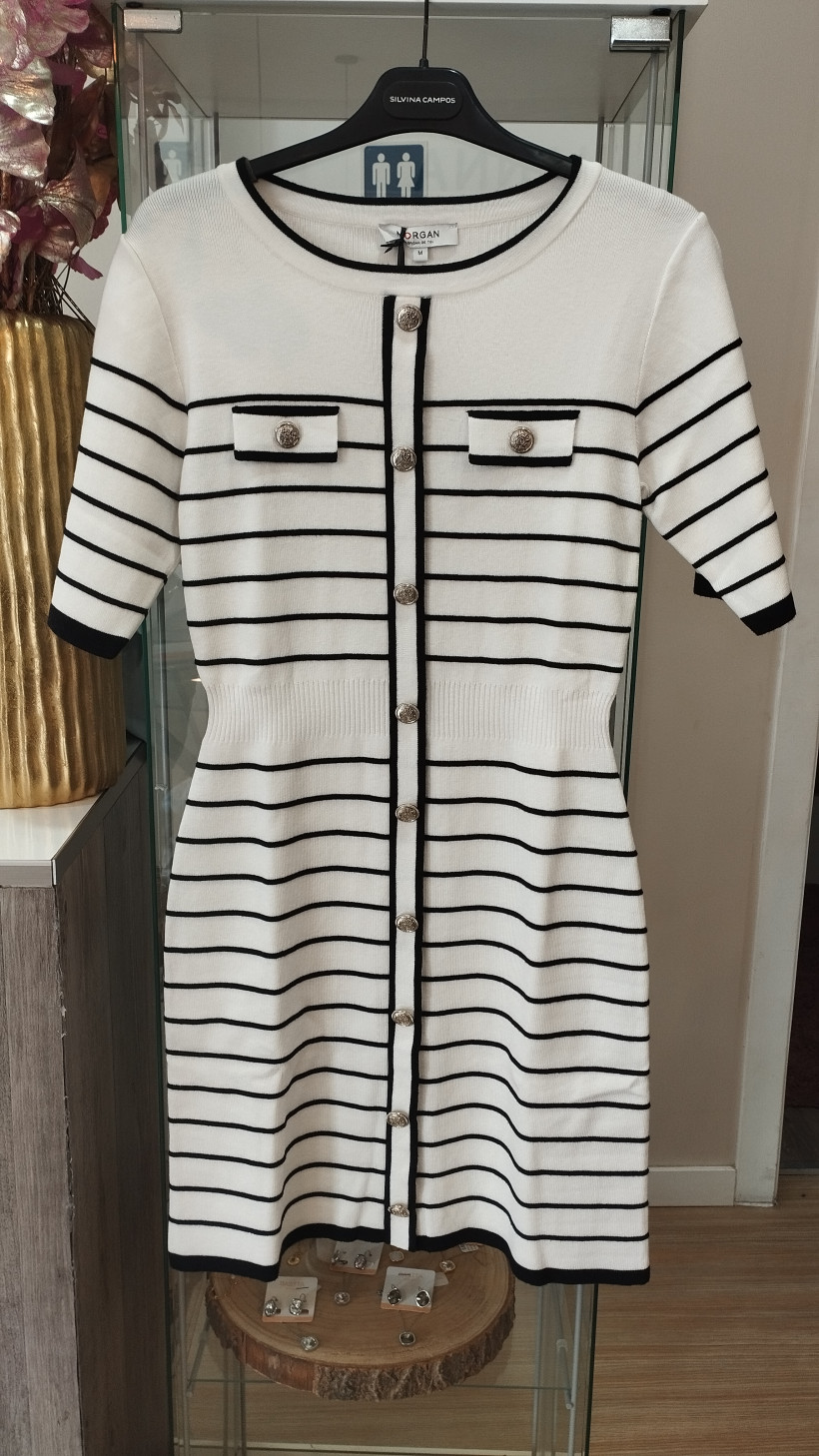 Vestido branco com riscas pretas horizontais