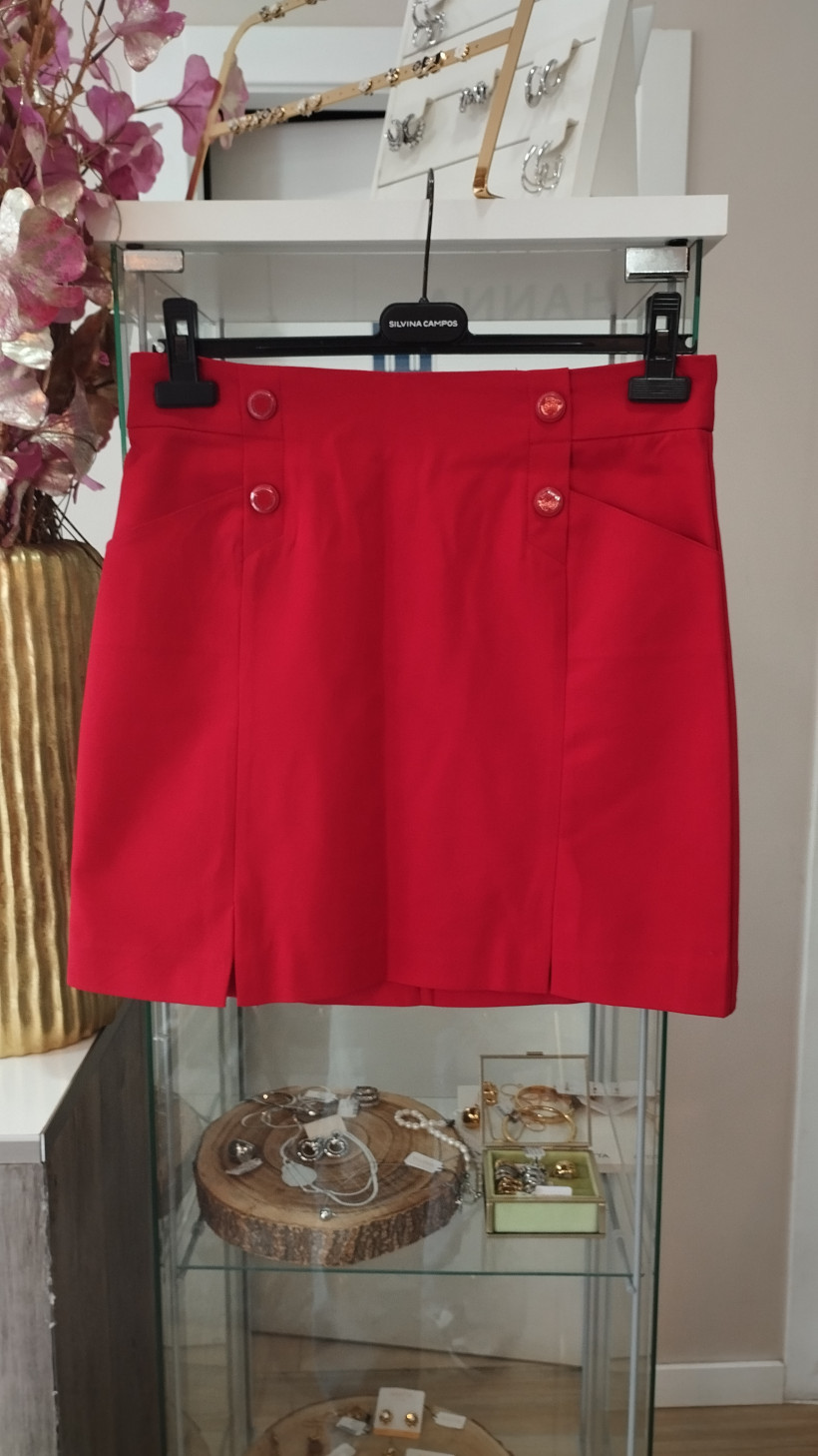 Saia vermelha curta