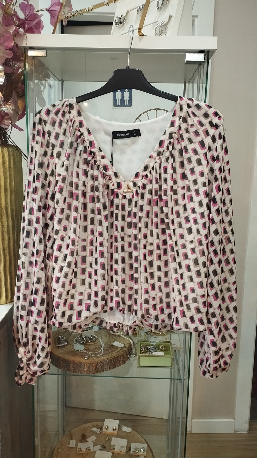 Blusa bege com detalhes rosados