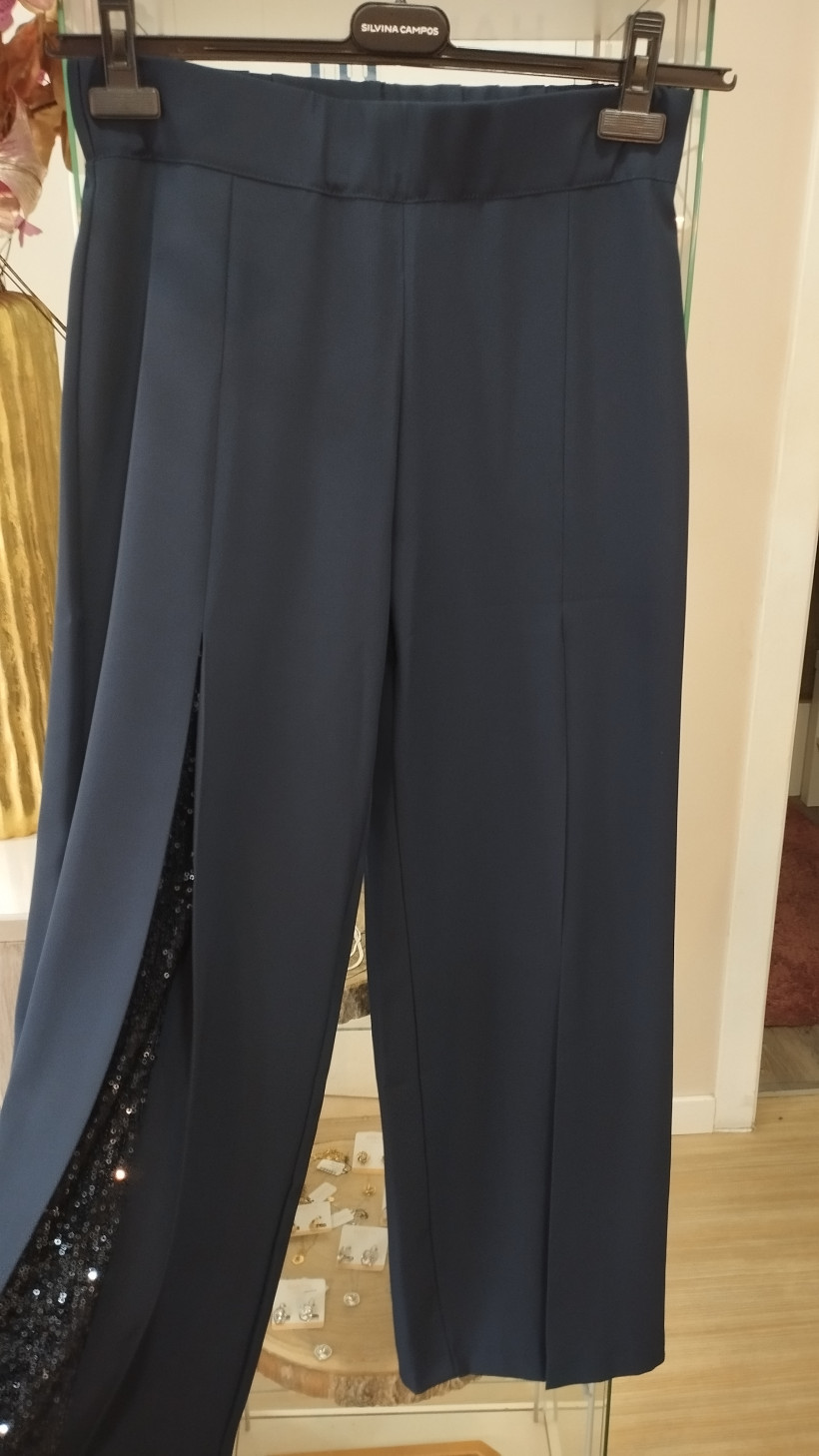 Calças azuis marinhas com lantejoulas no comprimento