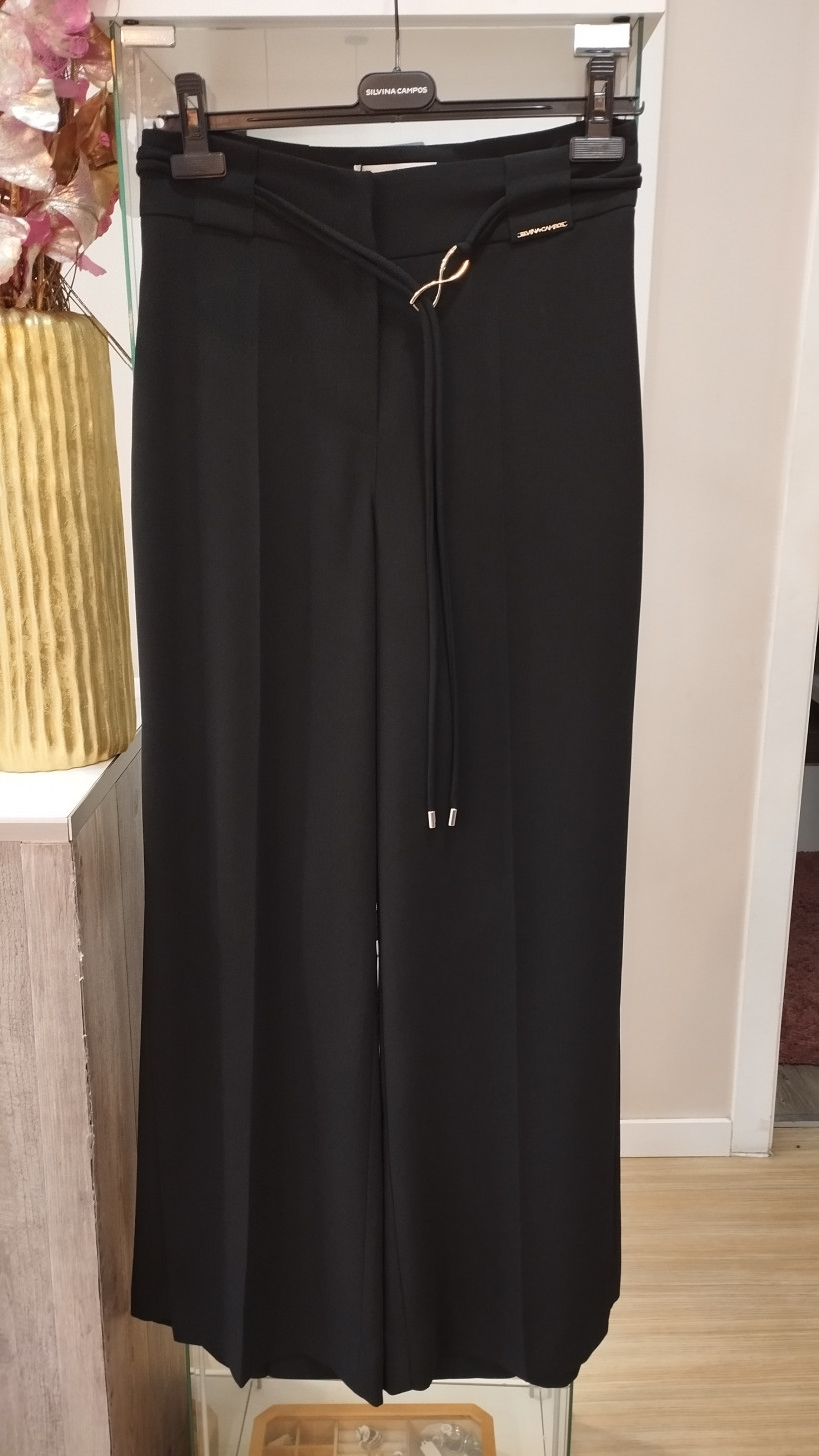 Calças pretas pantalonas