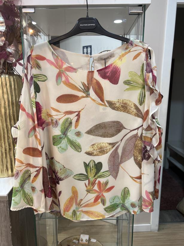 Blusa estampada com flores em tons de laranja