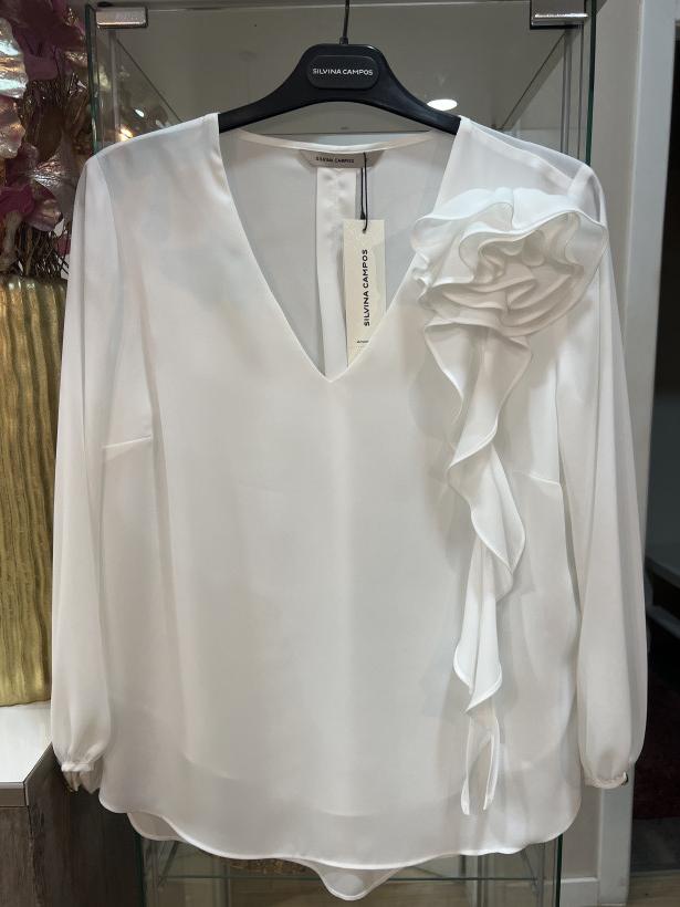 Blusa pérola com flor no peito