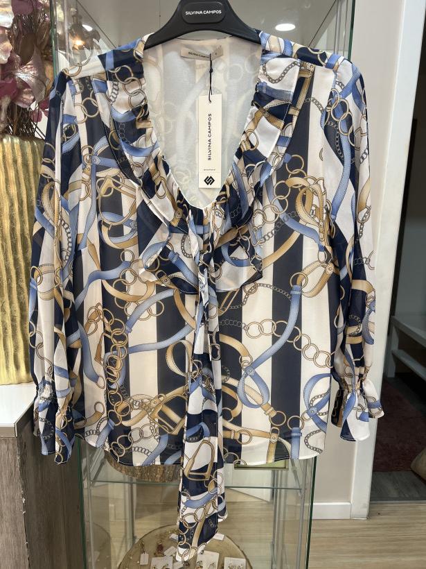 Blusa estampada com tons de azul