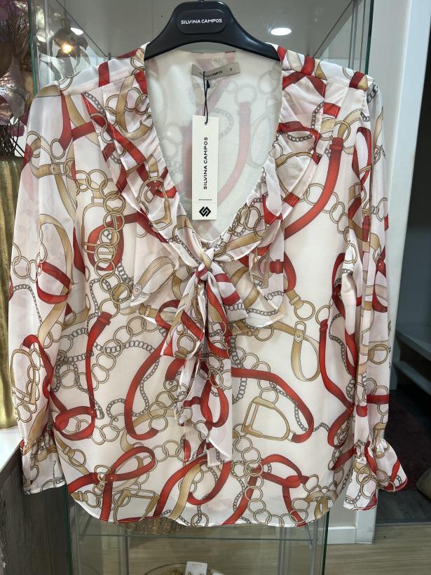 Blusa estampada com tons de vermelho