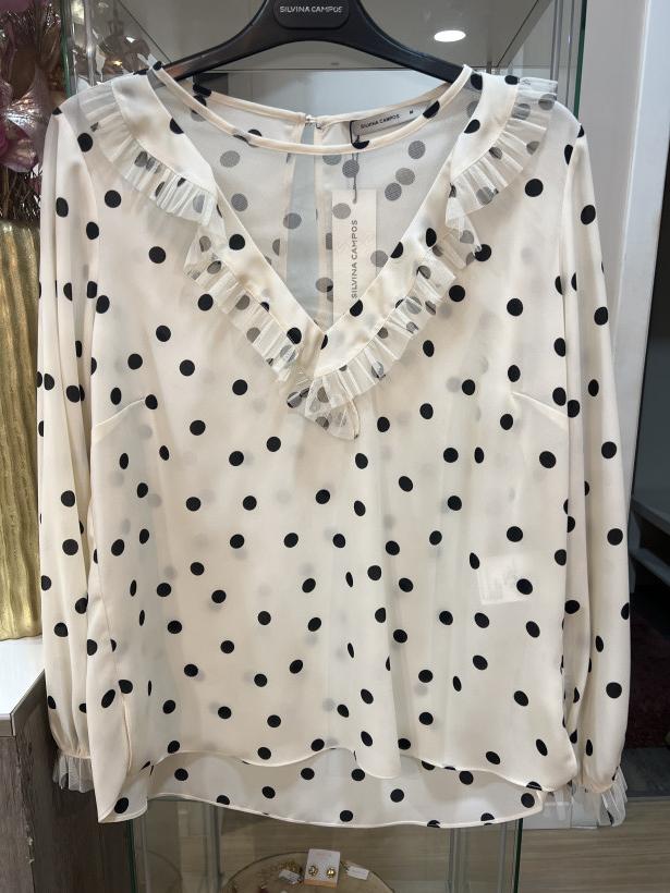 Blusa bege com bolinhas e com folhos