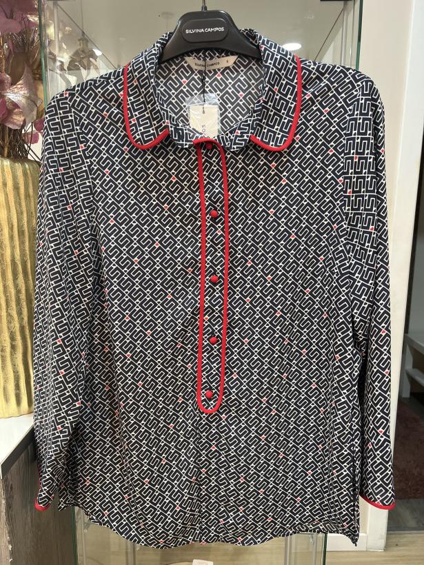 Blusa azul escura com estampa da marca