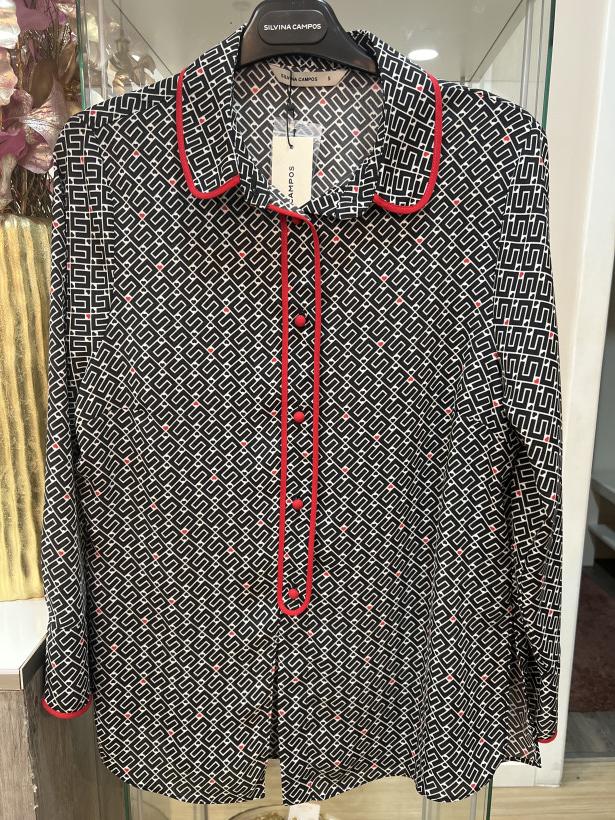 Blusa preta com estampa da marca