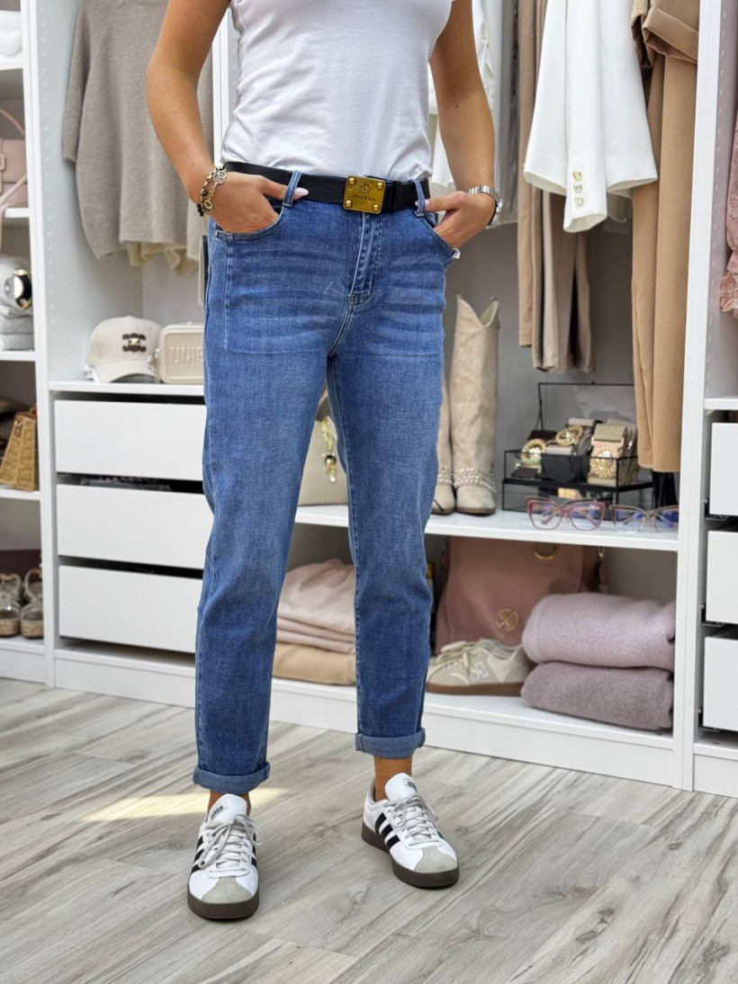 spodnie jeansowe z herbem na kieszeni