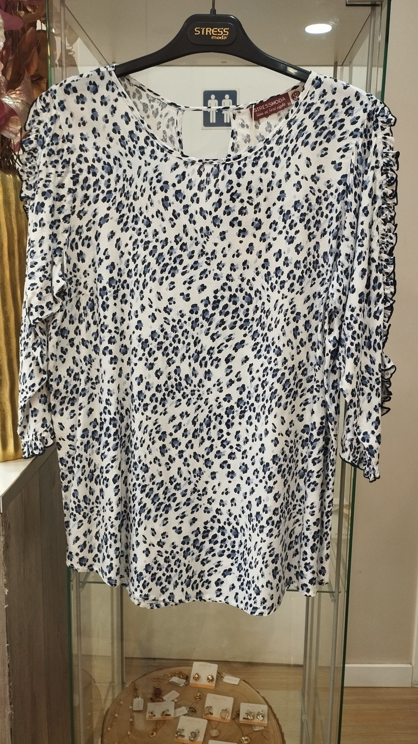 Blusa com flores azuis e com folhos nas mangas