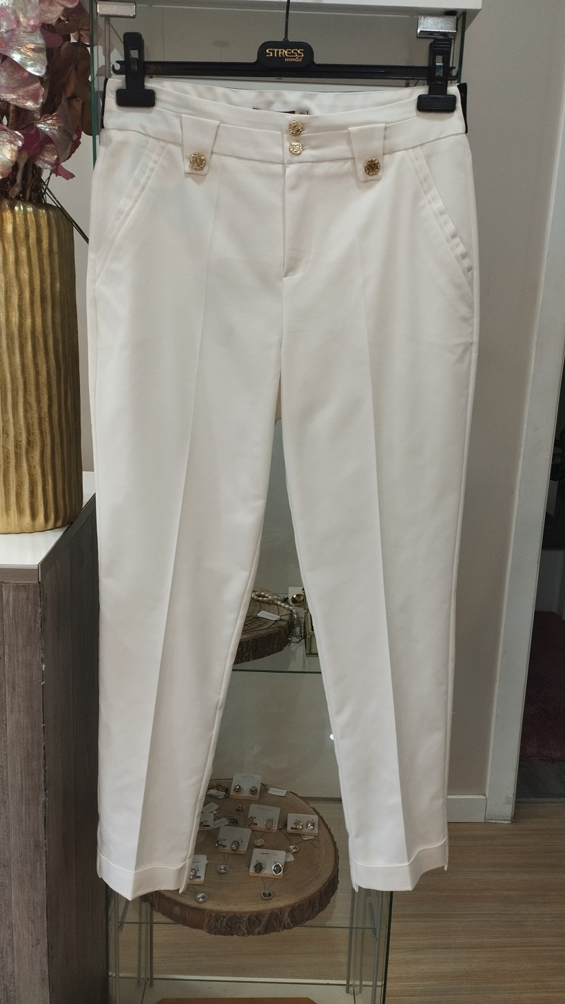 Calças brancas com botões com corações