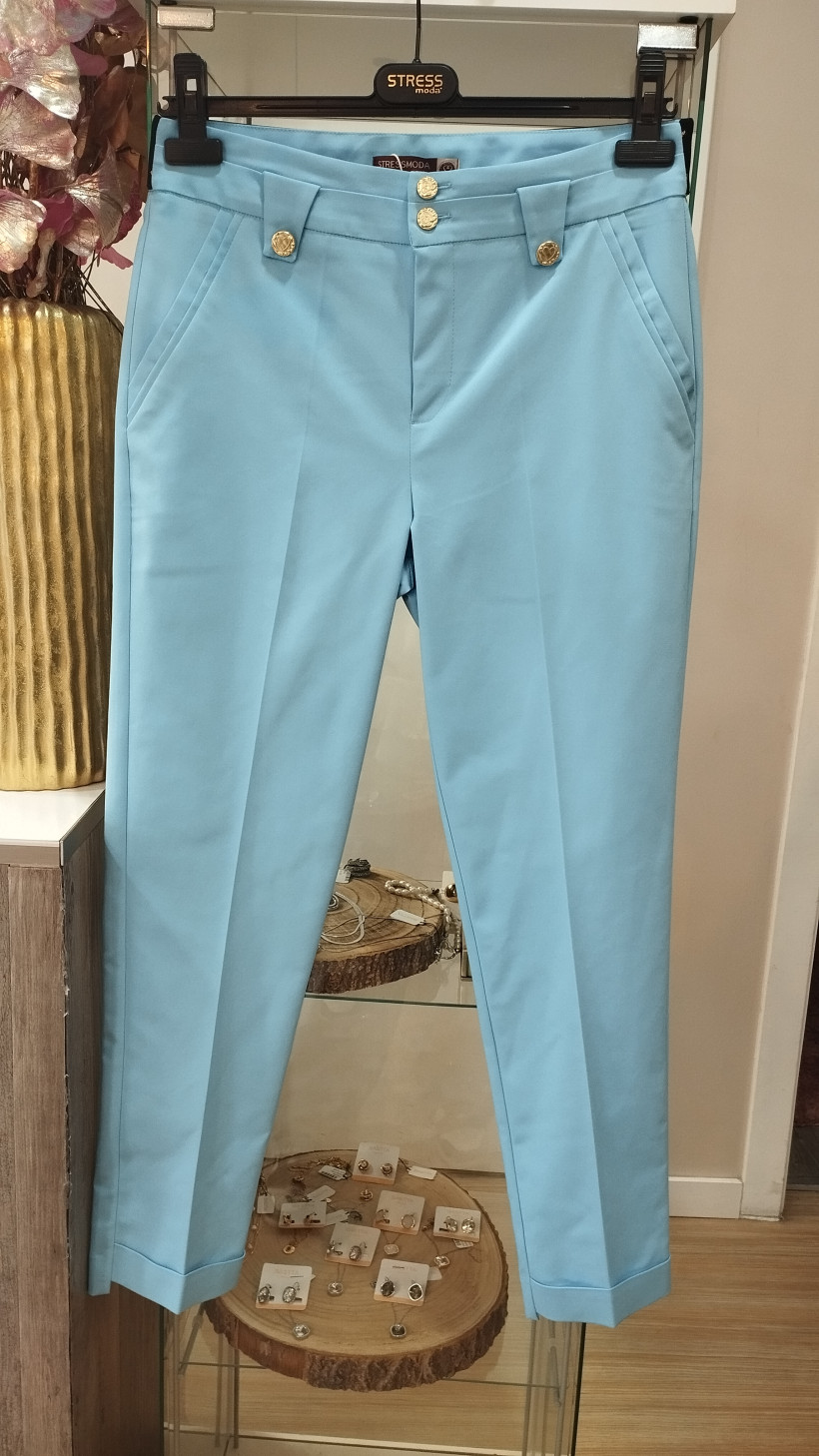 Calças azuis claras com botões com corações