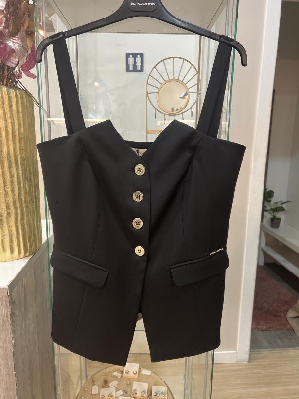 Colete preto com botões dourados