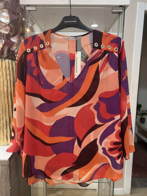 Blusa com tons de laranja, rosa e roxo