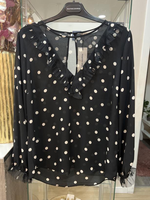 Blusa preta às bolinhas e com folhos