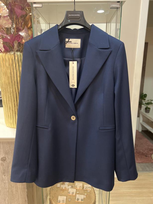 Blazer azul marinho com um botão