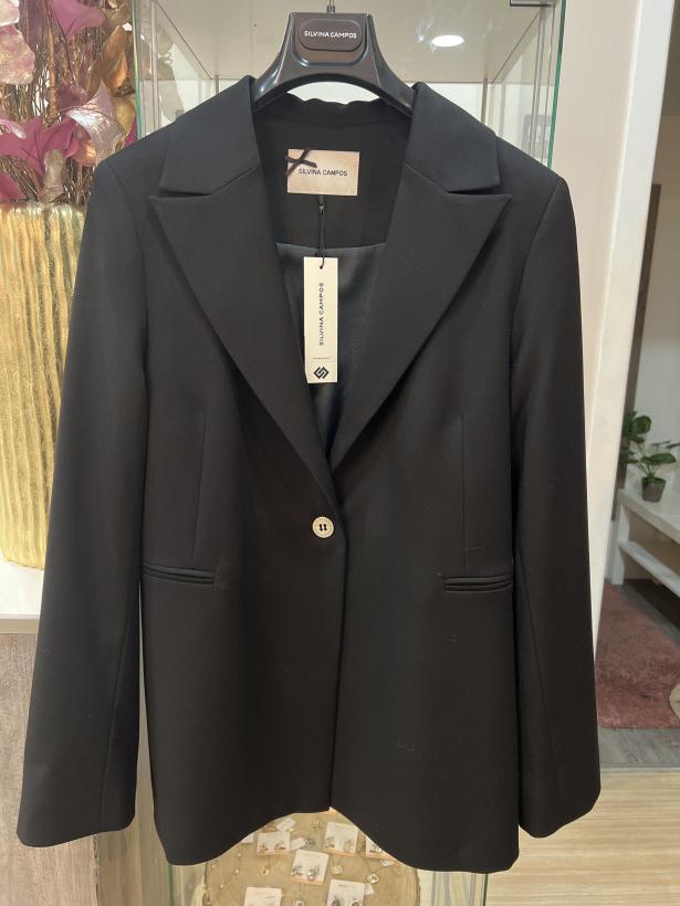 Blazer preto com um botão