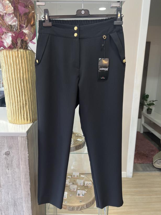 Calças pretas com botões dourados