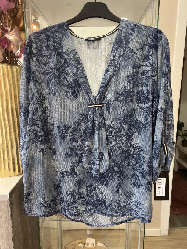 Blusa azul com flores azuis escuras
