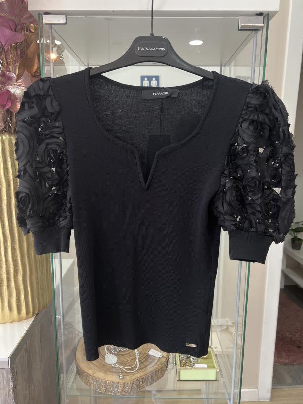 Camisola preta com mangas em balão