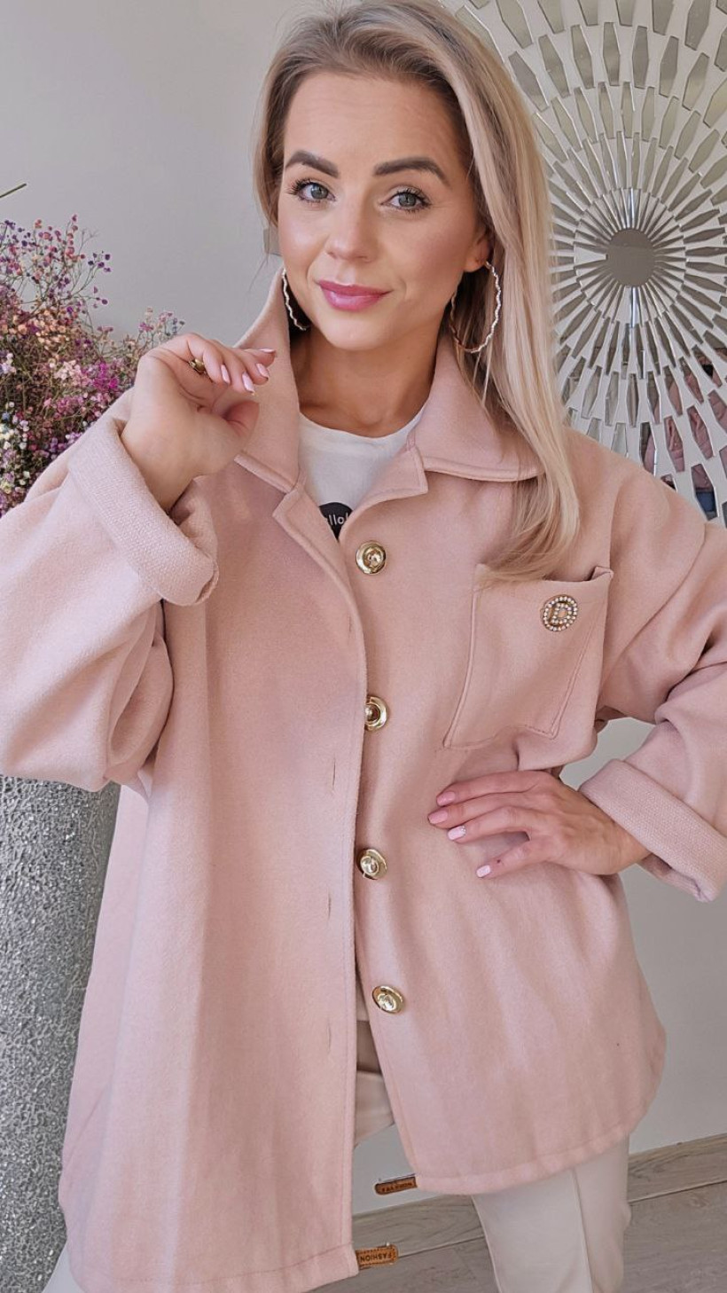 koszulo/narzutka kolor puder róż. Zapinana na złote guziki .