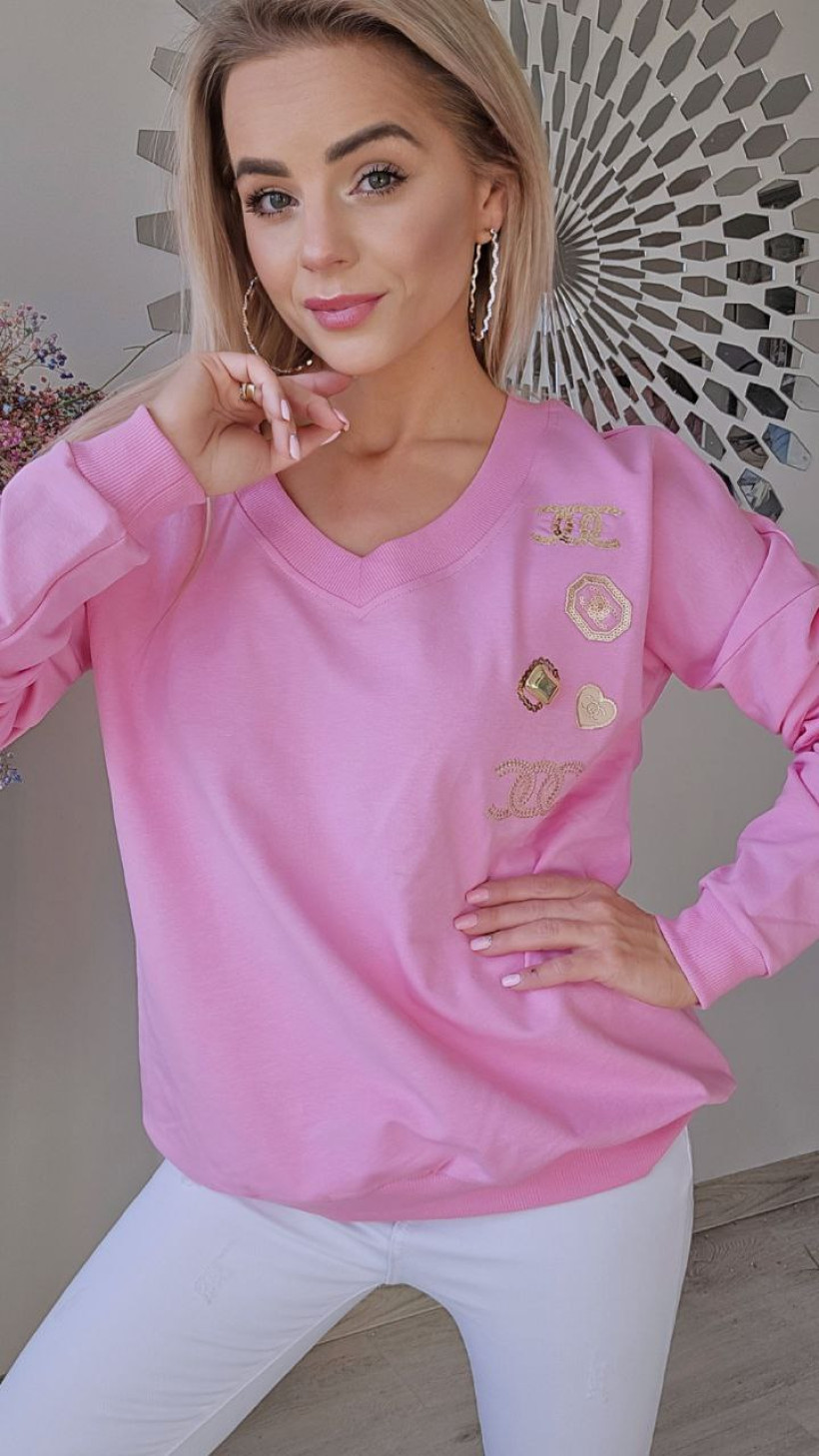 Bluza rozowa w serek . Na lewym boku złote ozdoby( cc, serce,