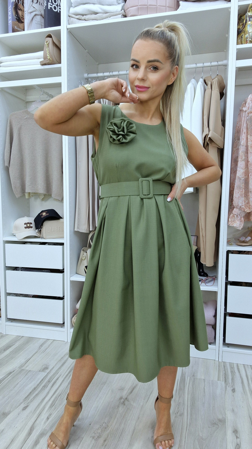 Sukienka bez rękawka z przypinką kwiatem, w zestawie pasek, kolor khaki.