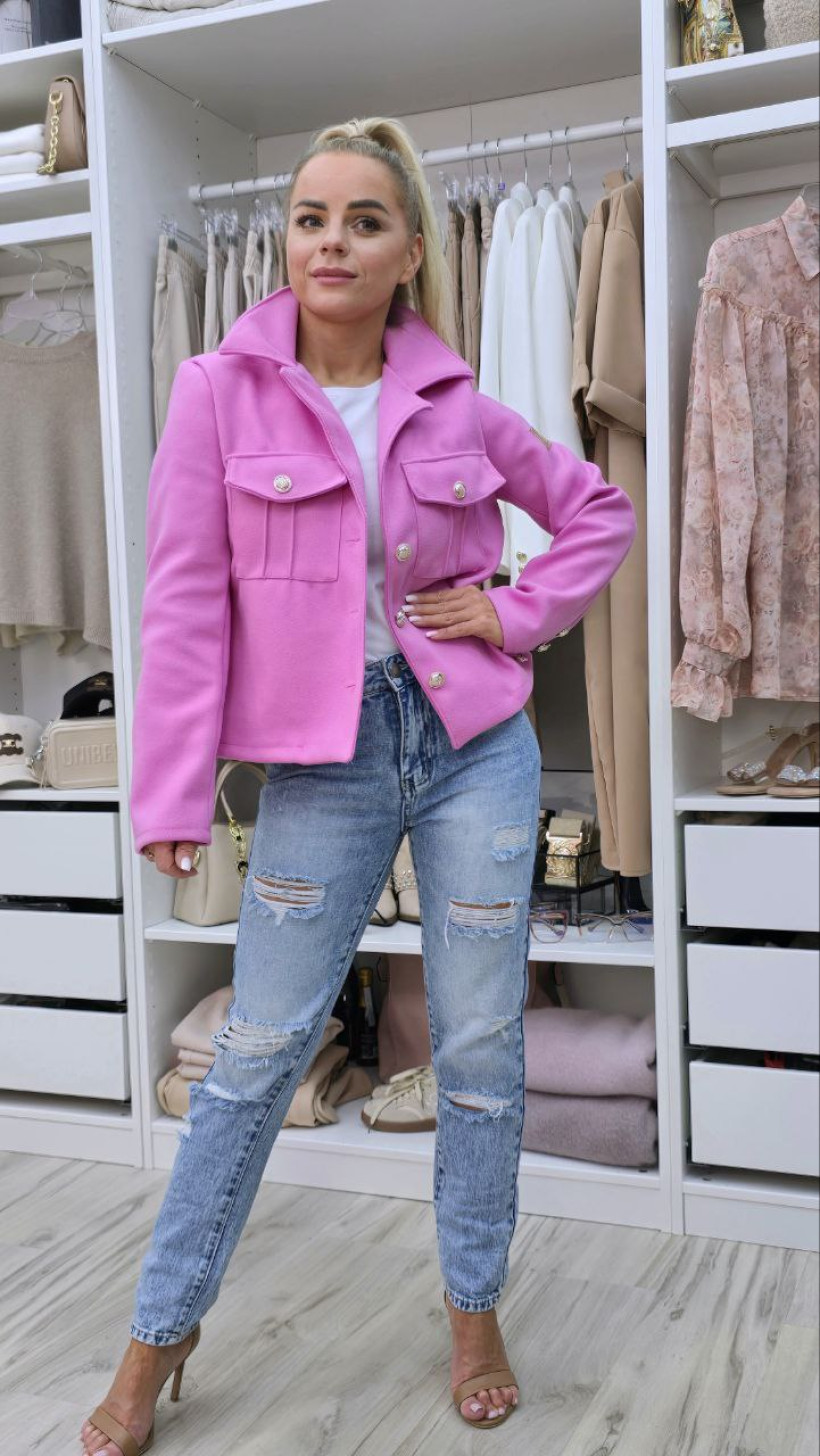 Kurteczka różowa beżowa zapinana na 3 złote guziki, na ramieniu złota naszywka B.