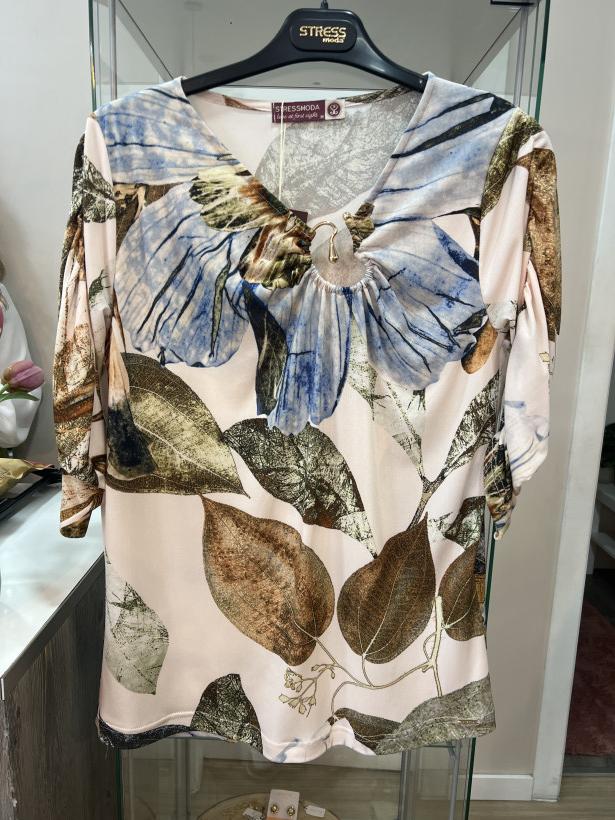 Blusa branca com folhas e flores com apanhado no peito
