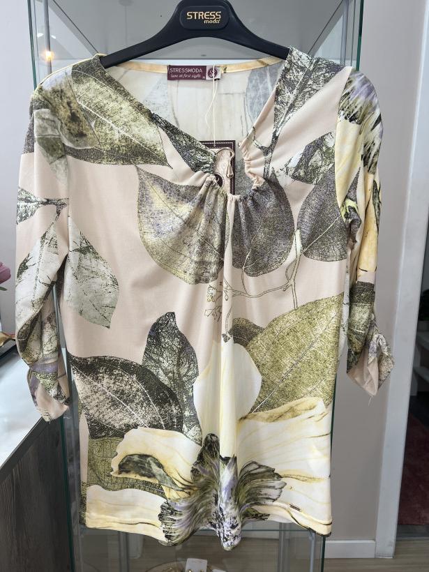 Blusa amarela com folhas e flores com apanhado no peito