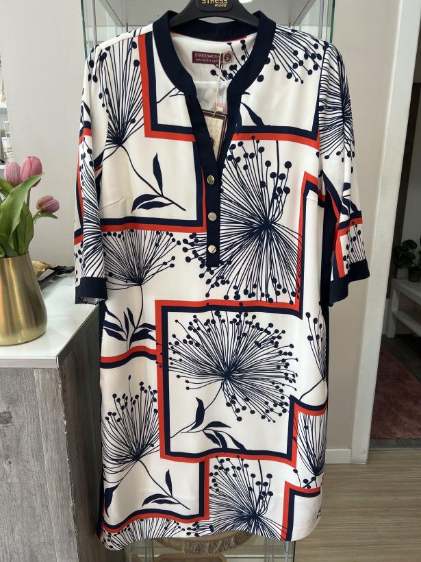 Vestido com detalhes em azul marinho e vermelho