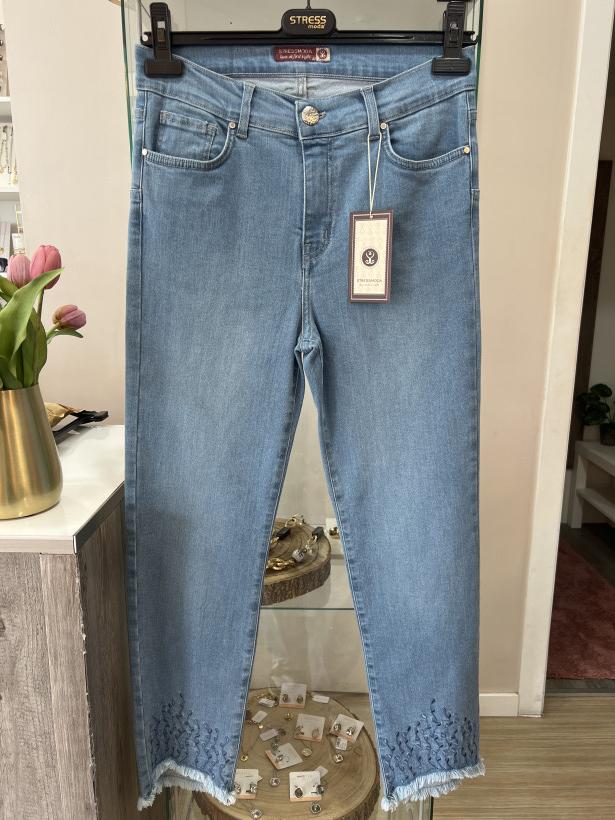 Calças de ganga com com detalhes em baixo