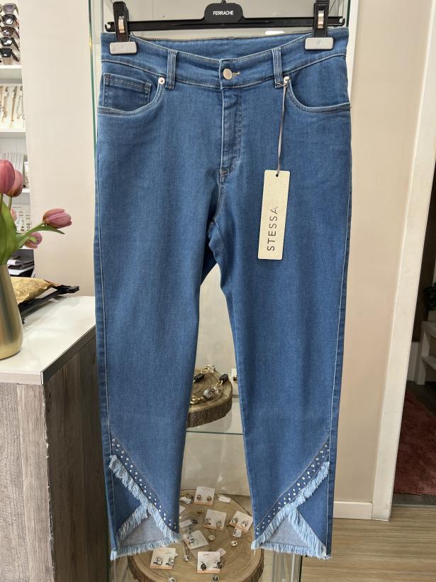 Calças de ganga desfiadas com brilhantes na ponta