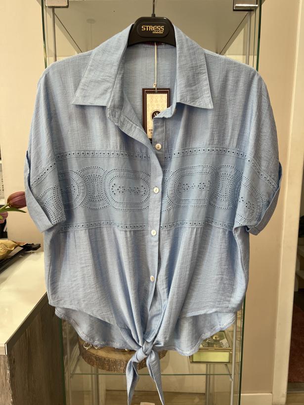 Blusa azul clarinho com bordado e laço